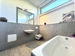Tageslichtbad mit Badewanne