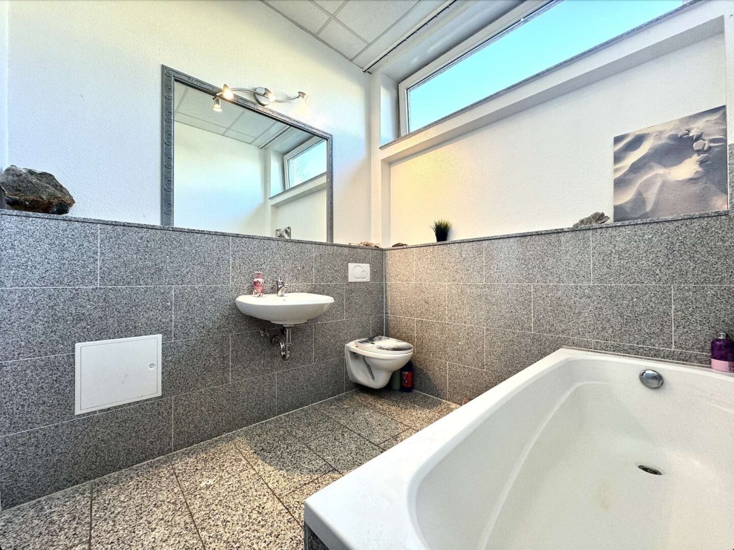 Tageslichtbad mit Badewanne
